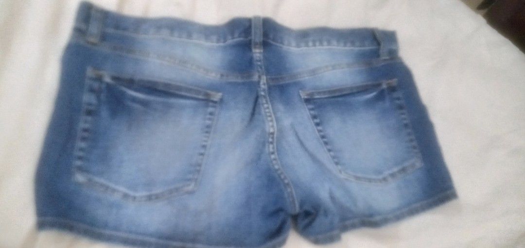 UNIQLO Ladies Shorts (Category: Shorts) located in Caloocan City. Submitted by teamgoodbuys (Listing ID 1457754480, Image 2). Description: UNIQLO Ladies short Shorts Waist 29" No issues .