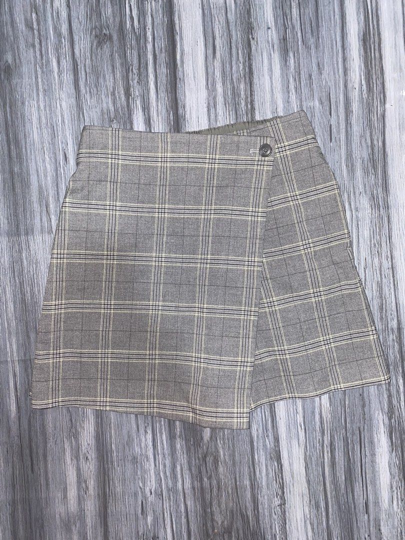 UNIQLO WOMEN SKORT (Check) | Small (Category: Skirts) located in Manila. Submitted by mnlfinds (Listing ID 1457785124, Image 1). Description: Good as new no issues! Color: Grey Size: Small Waist 60-66 cm Hip 85-91 cm - Elegant fabric with plenty of stretch. - Wrap design at the front looks like a skirt. - Shorts on the inside make them perfect for active wear. - Elastic waist at the back. - Accent check pattern. - Suitable for business or casual 