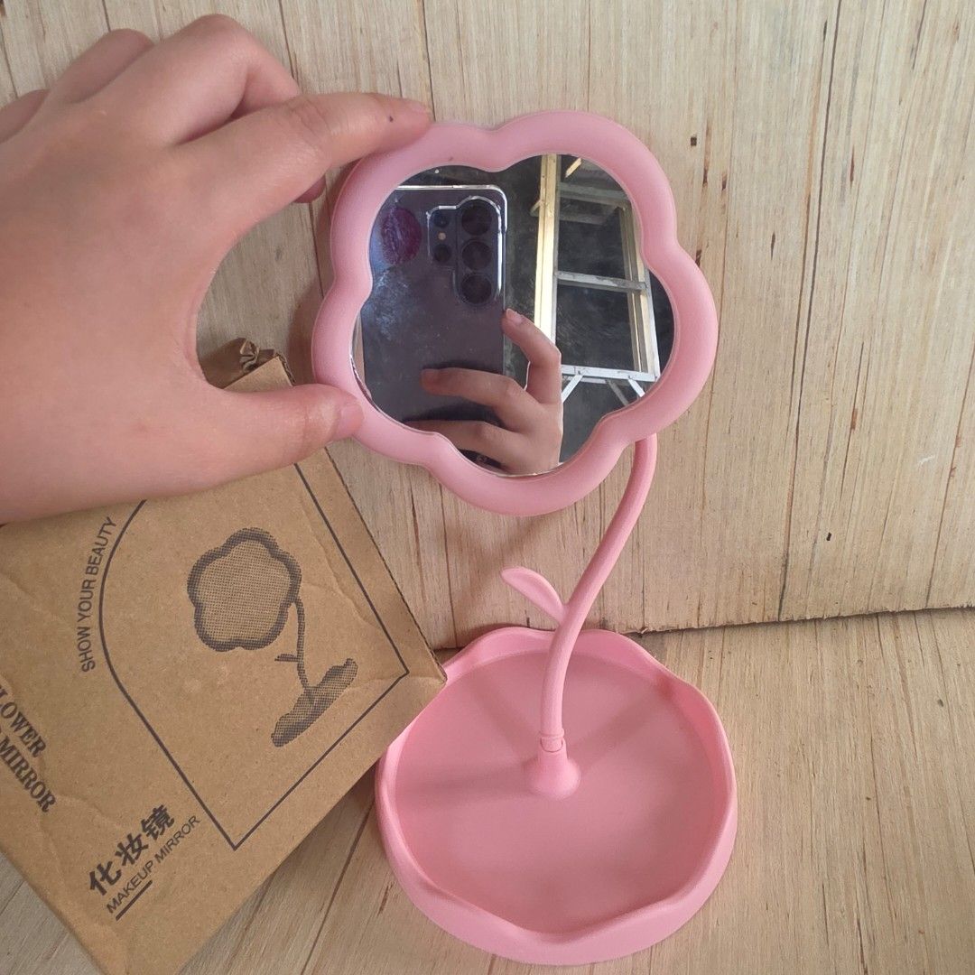 Vanity Mirror Handy (Category: Mirrors) located in Pasig City. Submitted by aerasdrafts (Listing ID 1457760801, Image 2). Description: Brand New. As is..
