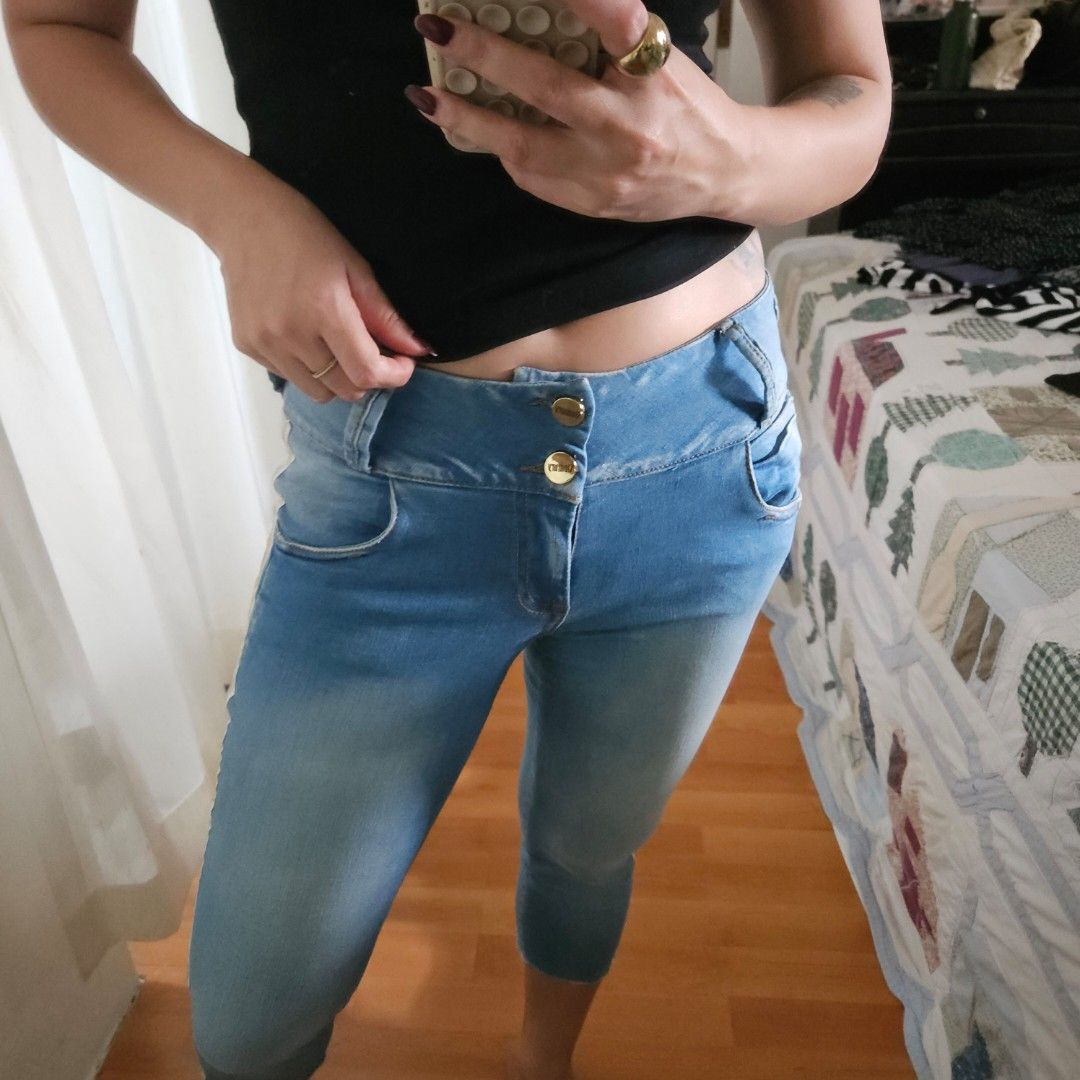 VENTURY DENIM CAPRI PANTS (Category: Jeans) located in Carmona. Submitted by simplestashph (Listing ID 1457821949, Image 3). Description: 099 VENTURY DENIM CAPRI PANTS W 27 L 26 rise 8 Php 300.
