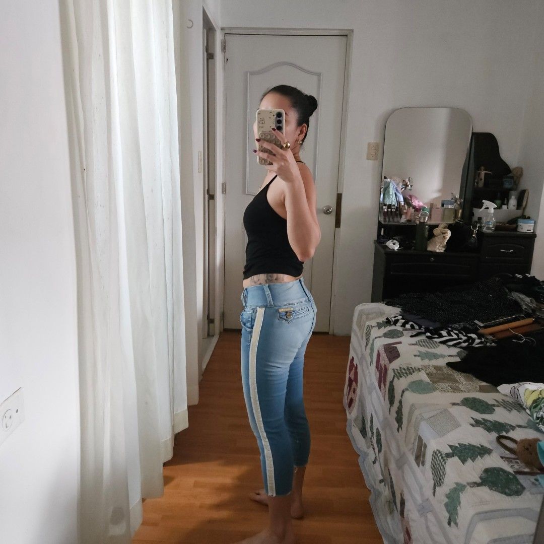 VENTURY DENIM CAPRI PANTS (Category: Jeans) located in Carmona. Submitted by simplestashph (Listing ID 1457821949, Image 2). Description: 099 VENTURY DENIM CAPRI PANTS W 27 L 26 rise 8 Php 300.