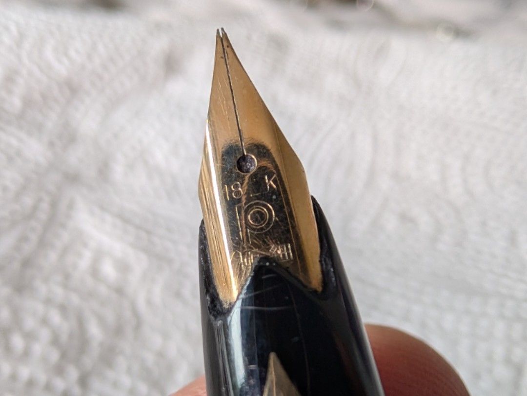 Platinum Fountain Pen with 18k Solid Gold Nib (Category: Stationery & School Supplies) located in Makati City. Submitted by greatbuysmnl (Listing ID 1457761100, Image 1). Description: Vintage Platinum Fountain Pen 18k Solid Gold Nib .