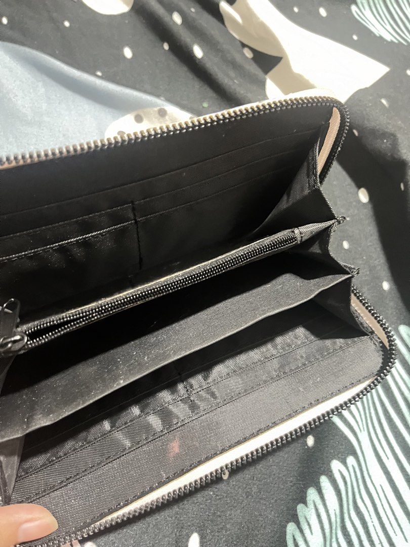 Wallet (Category: Wallets & Card holders) located in Naga. Submitted by Carmel_C (Listing ID 1457862335, Image 3). Description: .