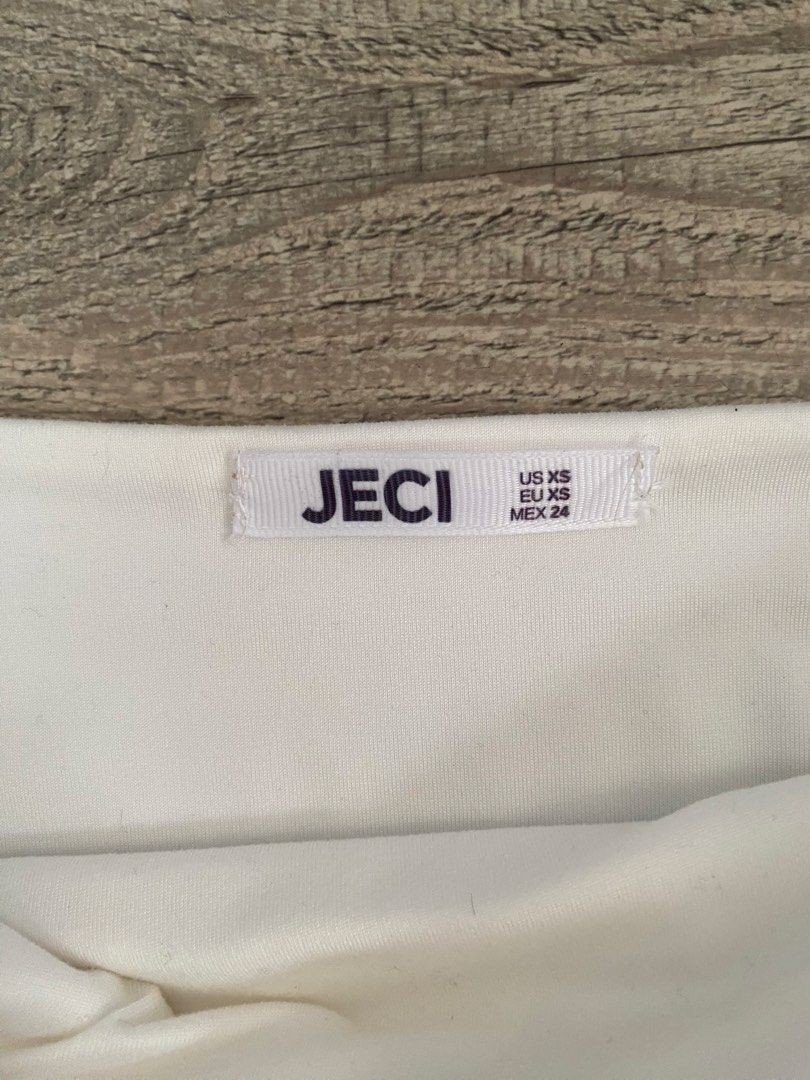 White Off-Shoulder (Category: Others Tops) located in Bacoor. Submitted by hellop4t (Listing ID 1457727268, Image 2). Description: for sale or swap to S same with andy arguelles’ tiktok post.