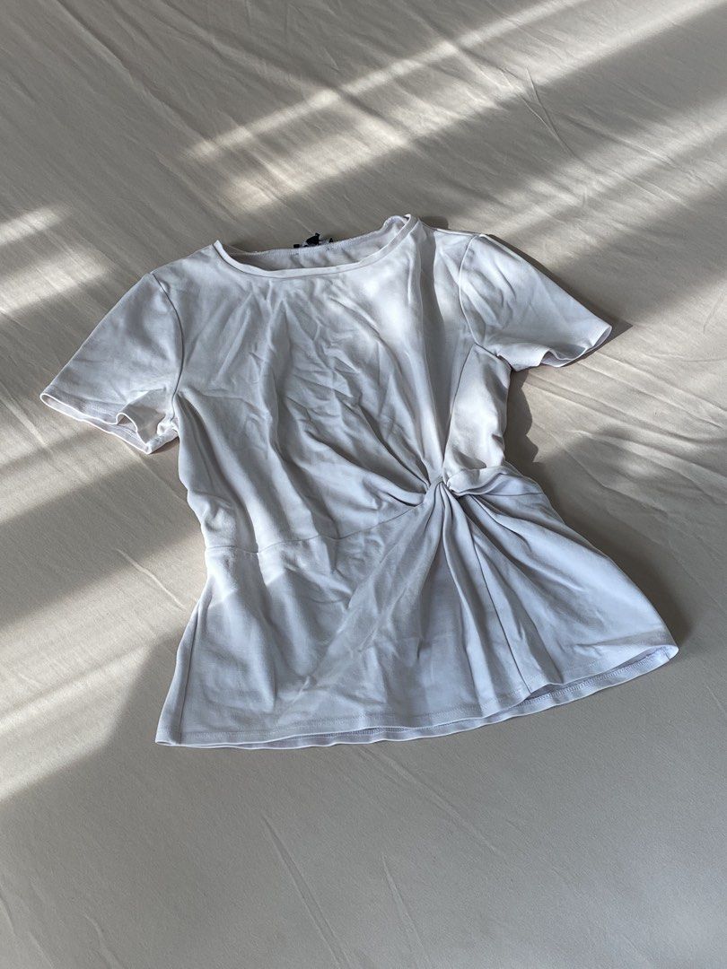 White Twisted Front T-shirt (Category: Shirts) located in Makati City. Submitted by dcltering_unicorn (Listing ID 1457891792, Image 1). Description: ♡ 𝙖𝙗𝙤𝙪𝙩 𝙩𝙝𝙚 𝙞𝙩𝙚𝙢 ♡ ✿ size: S-M (length: 22.5 in ; width: 15 in ✿ color: white ✿ style: classic t-shirt with a chic front twist detail, peplum design ✿ super comfy! perfect for casual outings or dressing up ✿ rfs: decluttering, not my style anymore ♡ 𝙥𝙖𝙮𝙢𝙚𝙣𝙩 & 𝙙𝙚𝙡𝙞𝙫𝙚𝙧𝙮 ♡ ✿ m