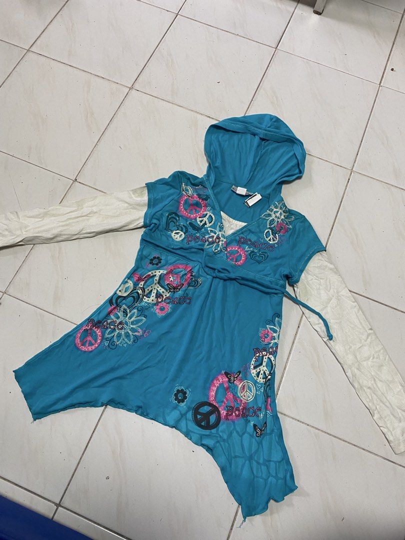 Y2k top (Category: Activewear) located in Las Pinas. Submitted by mark2k05 (Listing ID 1457800180, Image 1). Description: .