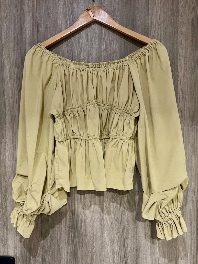 Yellow peplum long sleeve top (Category: Sleeveless) located in Mandaluyong City. Submitted by katecdp (Listing ID 1457794518, Image 2). Description: ✨ Like new (10/10). Used a few times lang. Pwede din maging off shoulder but for bigger frames. Very stretchy, best fit S-L. Ang pretty ng sleeve ruching nito!! 👗 Seller reference: 5’5’ height, 34” bust, 29” waist 💸 MOP: GCash, BPI QR Decluttering my closet with items mostly used for events. Feel 