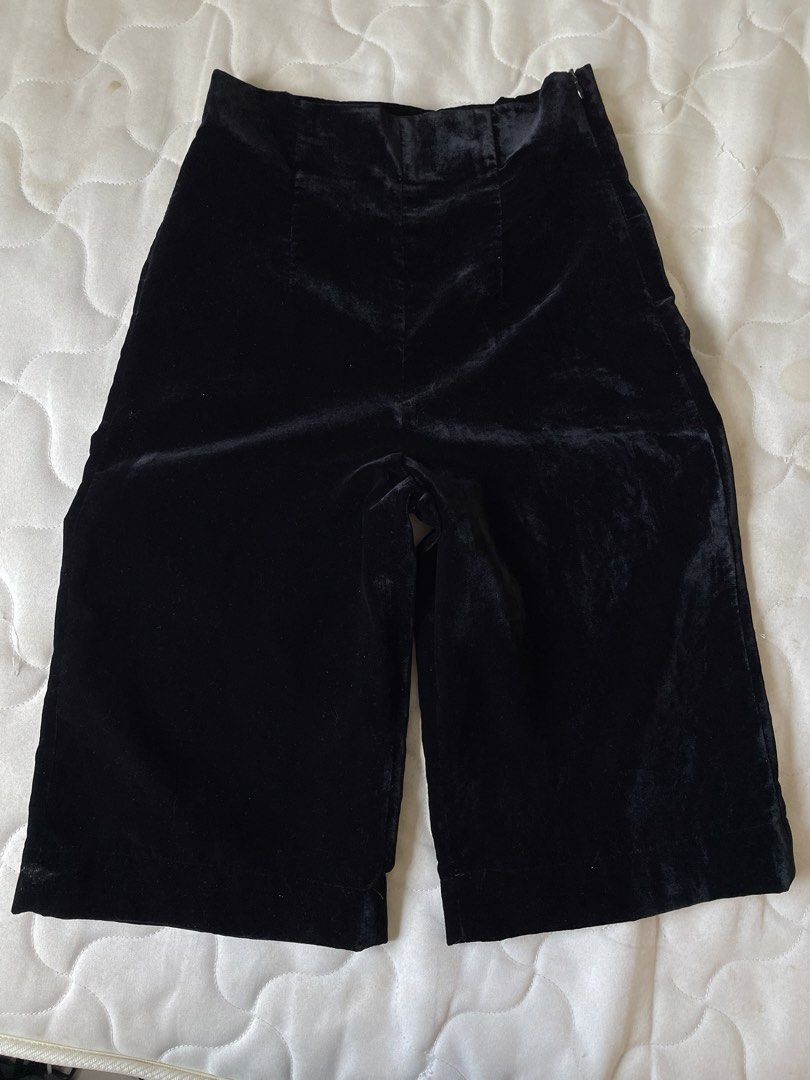 ZARA Black Velvet Culottes Size S (Category: Other Bottoms) located in Manila. Submitted by m.joseph (Listing ID 1457756466, Image 1). Description: Exact Measurements in inches Waist : 28 Length : 28.5 Thigh : 12.5 Leg Hole : 11.5 issue: from pants, ginawang shorts .