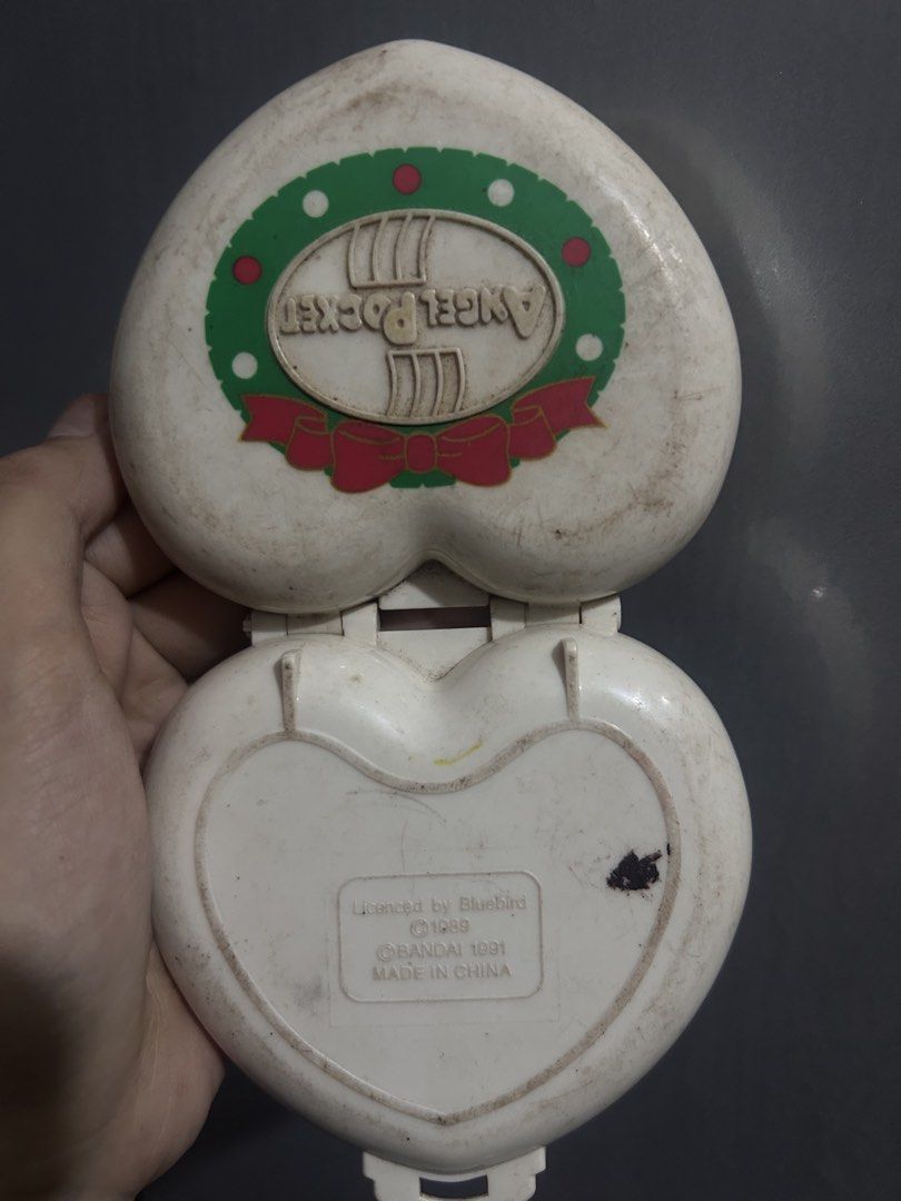 1989 vintage poly pocket (Category: Vintage Collectibles) located in Muntinlupa City. Submitted by maria_777thriftfinds (Listing ID 1458075033, Image 3). Description: Madami sya gas gas saka dumi sa likod tapos wala ng mga tao .