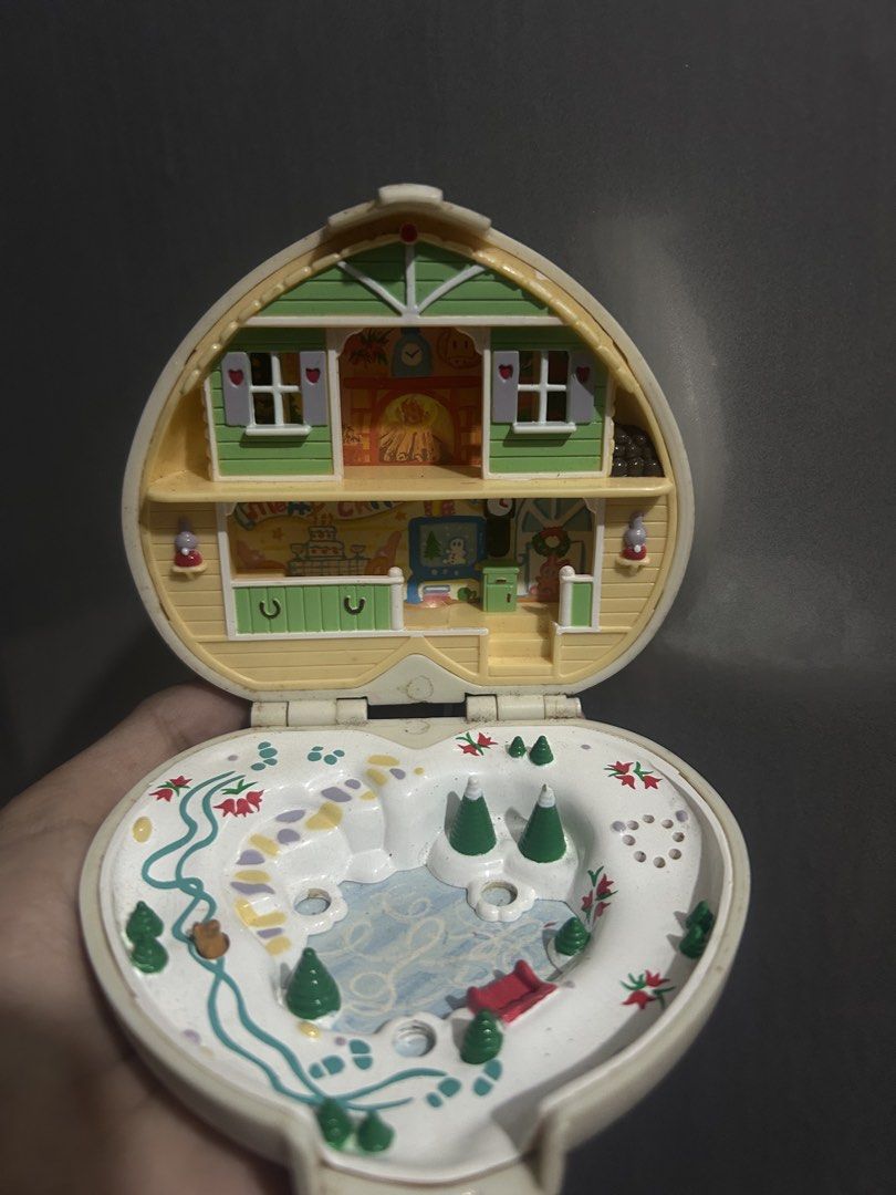1989 vintage poly pocket (Category: Vintage Collectibles) located in Muntinlupa City. Submitted by maria_777thriftfinds (Listing ID 1458075033, Image 2). Description: Madami sya gas gas saka dumi sa likod tapos wala ng mga tao .