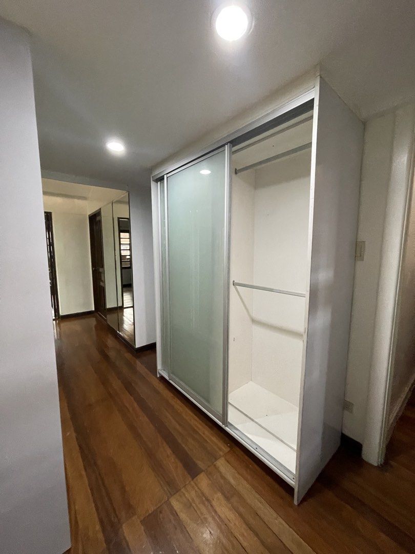 2BR with balcony and parking (Category: Townhouse) located in Manila. Submitted by brokerjela (Listing ID 1457994747, Image 3). Description: FOR LEASE YULO PLAZA TOWNHOMES Chino roces MAKATI CITY ✅ 120 sqm ✅ 2 Bedrooms and 2 Toilet & Bath ✅ attic (with bed) and storage ✅ Walk-in closet ✅ Penthouse Unit ✅ Big balcony ✅ Pet friendly ✅ With parking Near Establishments • Waltermart Makati • Don Bosco School • Don bosco slex exit • Makati Central Squa