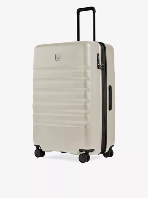 限時特價 原價$ 2450【英國直送】 ANTLER Icon Stripe Large hard-shell polycarbonate suitcase 78.5cm｜最快3日到貨｜$0 代購費 （分類：旅遊 - 旅行必需品及用品）位於 Hong Kong。 由 tracyttt 提交（商品編號 1458000500，圖片 2）。簡介： 🌟 產品亮點 100% polycarbonate Zip fastening Water-resistant shell, adjustable comfort-grip handle for personalised height settings, silent Glide 360 spinner wheels, TSA-approved combination lock, outer stripes for added protection, branded YKK reverse coil zips, secure fastening t