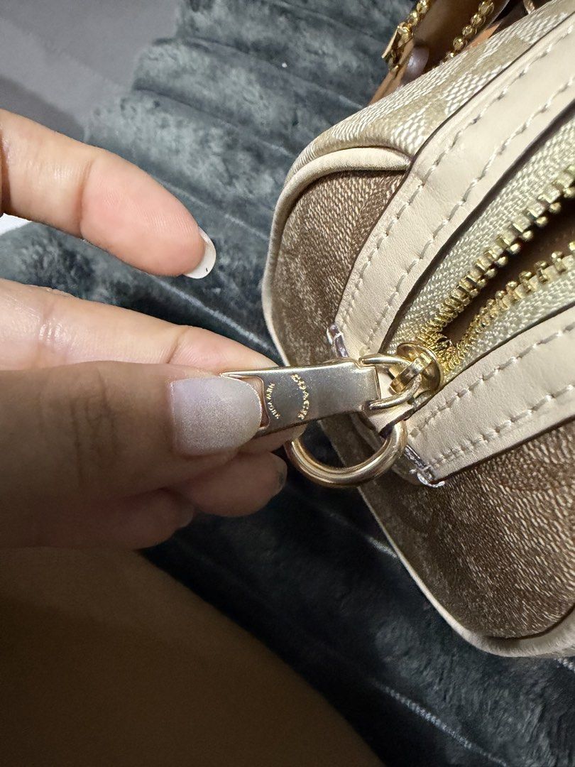 💯% Authentic C0@ch Mini Rowan (Category: Luxury Bags & Wallets) located in Dasmarinas. Submitted by kwinses_23 (Listing ID 1457993470, Image 3). Description: Used once—Like New Can pass as brandnew Slightly negotiable for sure buyers Kindly PM me or contact Me 09753563130 Ps: Pls bare with me coz im a newbie here 👋🏻 Thank you! .