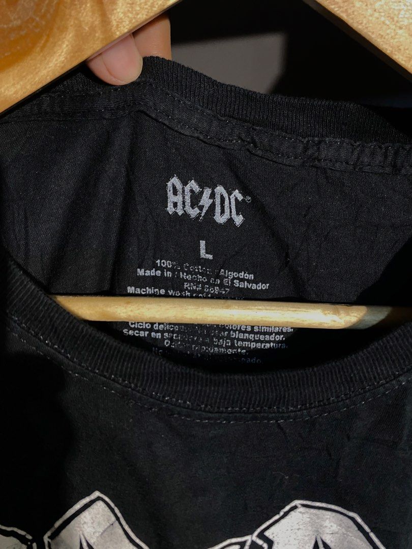 ACDC TEE (Category: Tshirts & Polo Shirts ) located in San Pablo. Submitted by genesisllo24149 (Listing ID 1457986434, Image 3). Description: ACDC TEE LENGTH -> 29.5 WIDTH -> 21 ISSUE -> NONE CONDITION -> EXCELLENT DM TO PURCHASE 📥 DISCLAIMER: - Please manage your expectations, posted items are preloved, used & thrifted -Actual color may vary due to lighting -Flaker will be posted.
