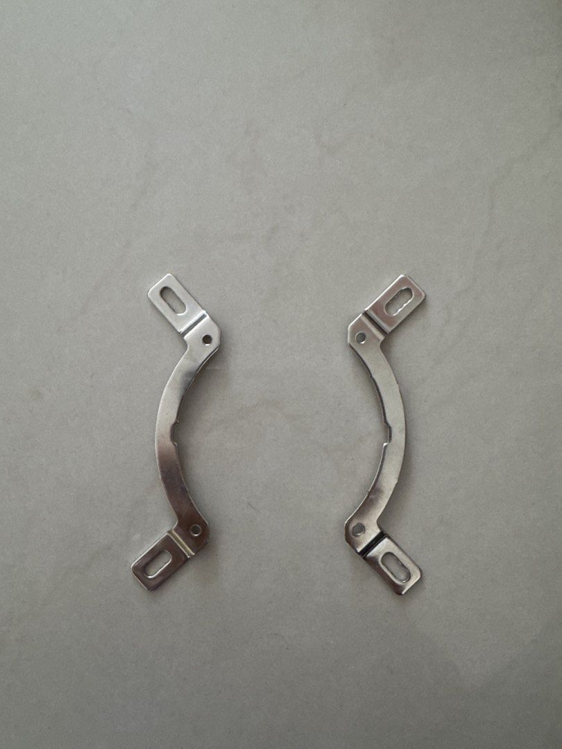 AIO cooler (Category: Computer Parts) located in Singapore. Submitted by leafystar (Listing ID 1373797607, Image 2). Description: Used for a year before I swapped out for a white build. No issue and works well. Comes with Intel CPU bracket..