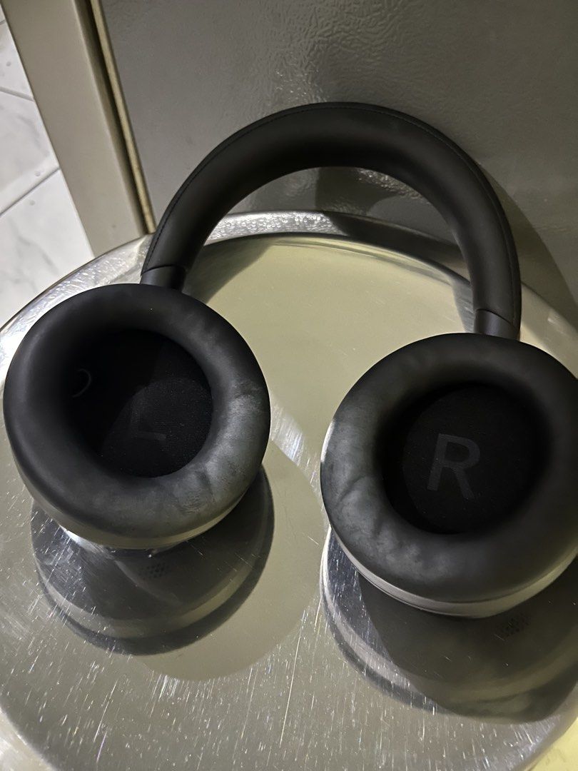 Anker Soundcore Space One (Category: Headphones & Headsets) located in Quezon City. Submitted by il96318 (Listing ID 1457936533, Image 2). Description: Key Features Adaptive ANC: Blocks out up to 98% of ambient noise, featuring 2x stronger mid-to-high frequency voice reduction compared to older models like the Life Q30. Audio Quality: Equipped with 40mm dynamic drivers supporting LDAC for Hi-Res Wireless audio. Battery Life: Delivers up to 40 hou