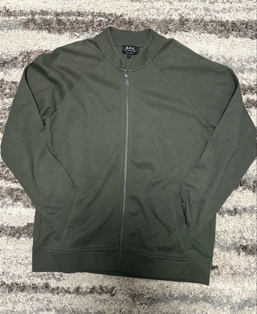 A.P.C. Olive Green Zip-Up Bomber Jacket （分類：外套及戶外衣服）位於 Hong Kong。 由 yzschen 提交（商品編號 1457951942，圖片 1）。簡介： A.P.C. bomber jacket in olive green.Full zip closure Retail price HKD 2,499 Lightly used only。
