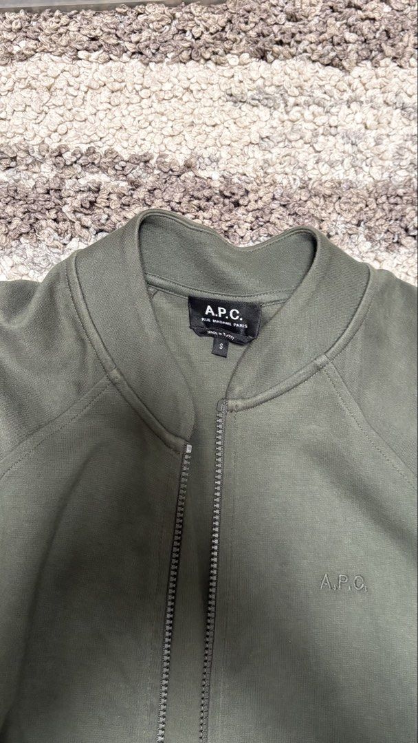 A.P.C. Olive Green Zip-Up Bomber Jacket （分類：外套及戶外衣服）位於 Hong Kong。 由 yzschen 提交（商品編號 1457951942，圖片 2）。簡介： A.P.C. bomber jacket in olive green.Full zip closure Retail price HKD 2,499 Lightly used only。