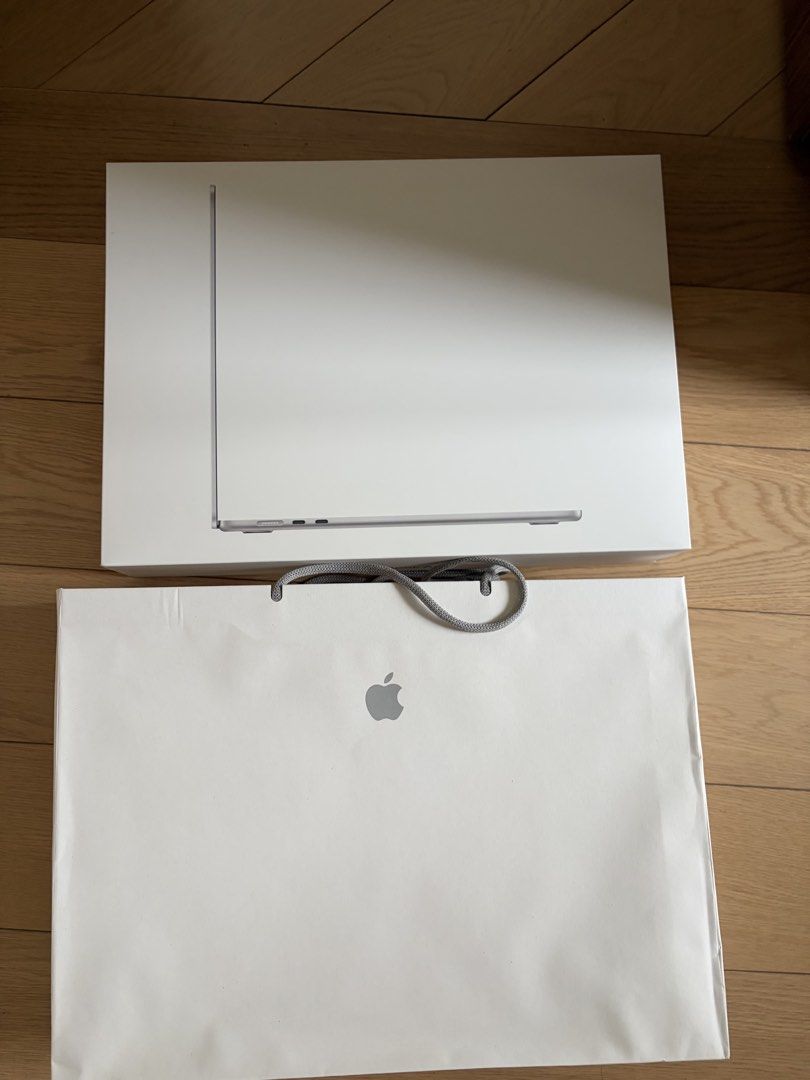 Apple MacBook AIR M5 15inch （分類：手提電腦）位於 Hong Kong。 由 goodyshack 提交（商品編號 1457975855，圖片 2）。簡介： Purchased 17 Mar 2026. Receipt proof can be provided. Only used at home - light usage. No damage at all. Battery capacity 100%. Cycle count 21. Colour - Silver SSD storage - 512GB Memory - 16GB Comes with box and power adapter and cable. 。
