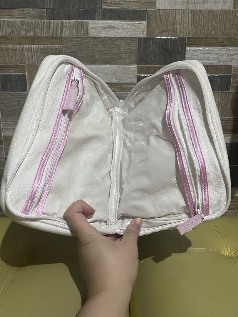 Authentic Chanel Parfums Cosmetic Bag (Category: Makeup) located in Manila. Submitted by prelovedpicksph (Listing ID 1458082455, Image 2). Description: — in good condition, no flaws — authentic chanel cosmetic bag .