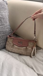 (Category: ) located in . Submitted by luvebags (Listing ID 1457935722, Image 1). Description: .