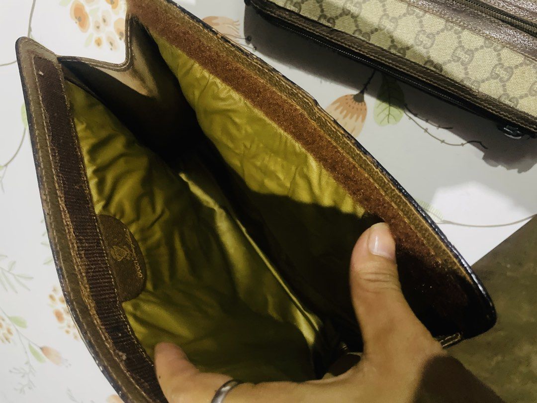 Authentic gucci vintage (Category: Luxury Bags & Wallets) located in Mambajao. Submitted by keysse1432 (Listing ID 1458011644, Image 3). Description: Bundle sale gucci vintage clutch bag.