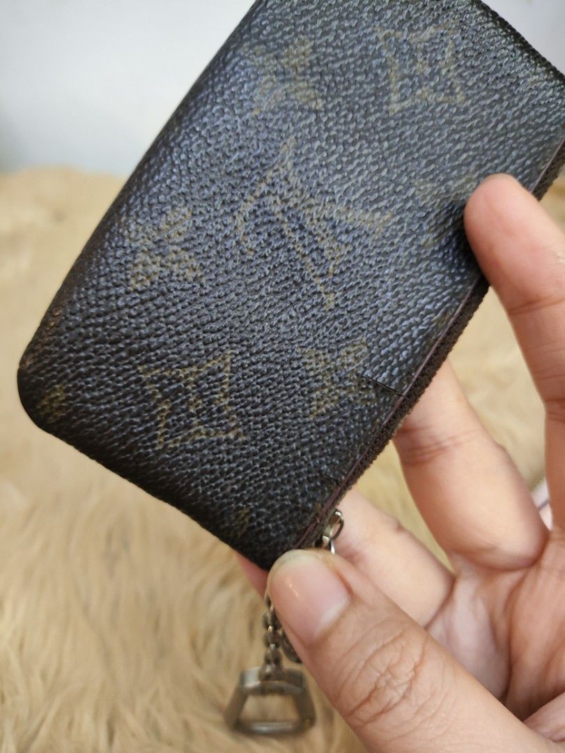 Authentic Louis Vuitton key cles PROJECT (Category: Luxury Bags & Wallets) located in Rizal. Submitted by hsiri1128 (Listing ID 1458017660, Image 3). Description: 💯✔️Legit 📌From Japan Box NOT FOR MASELAN MY MGA ISSUE. consider as project item na po my hairline cracks silver na hardwares discoloration inside lining na palitan na rubberseals and my wire sa my zip puller.