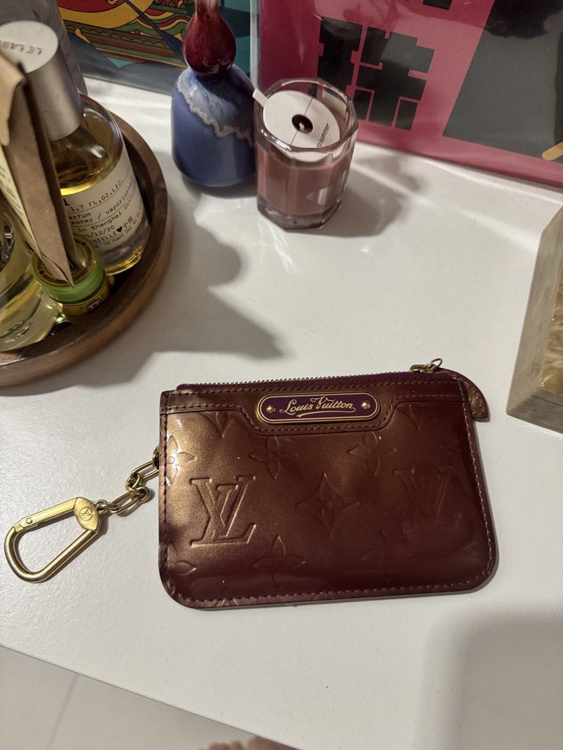 Authentic Louis Vuitton Vernis Pochette Cles (Category: Luxury Bags & Wallets) located in Pasig City. Submitted by palmd (Listing ID 1458046660, Image 2). Description: No inclusions - guaranteed authentic With code No major flaws Price low please no more haggling .