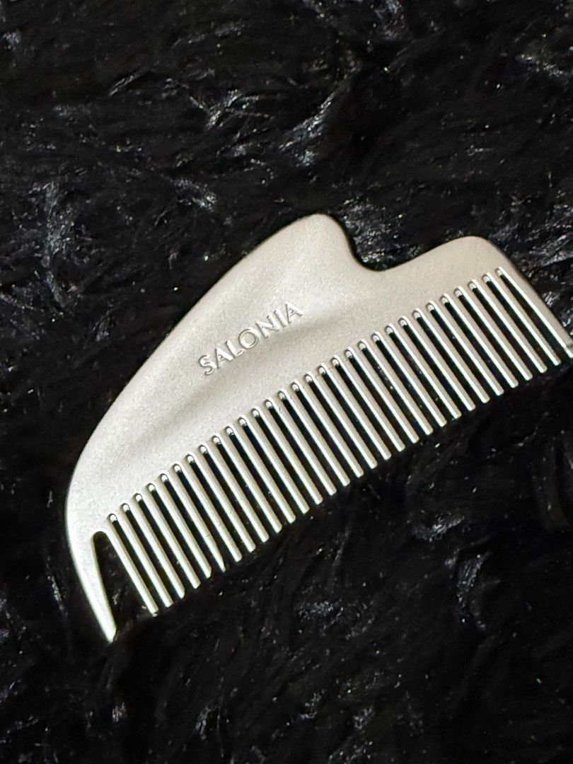 Authentic SALONIA Metal Comb (Category: Hair) located in Pasig City. Submitted by fiercemoon_f4c53e (Listing ID 1458068346, Image 1). Description: - SALONIA Metal Comb - Effortlessly detangles hair - Durable and easy to clean - Compact size for bags - Ideal for on-the-go styling No box Bought in Tokyo Japan🇯🇵.