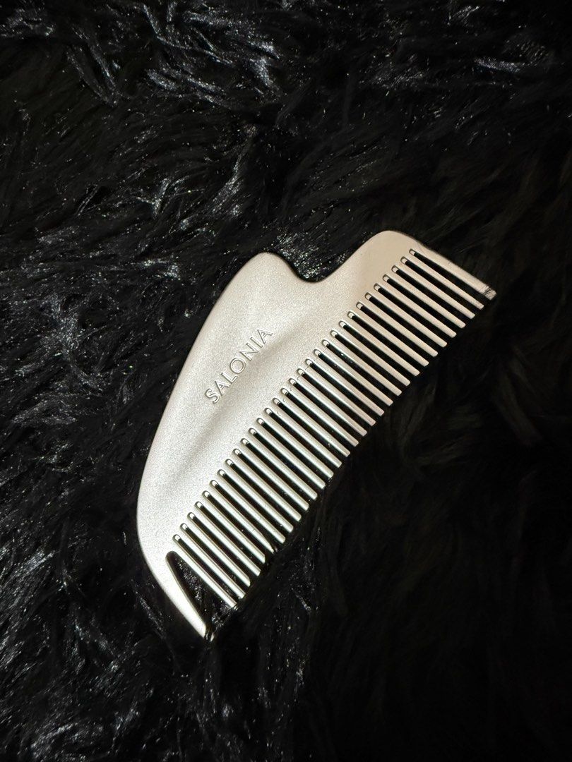 Authentic SALONIA Metal Comb (Category: Hair) located in Pasig City. Submitted by fiercemoon_f4c53e (Listing ID 1458068346, Image 2). Description: - SALONIA Metal Comb - Effortlessly detangles hair - Durable and easy to clean - Compact size for bags - Ideal for on-the-go styling No box Bought in Tokyo Japan🇯🇵.