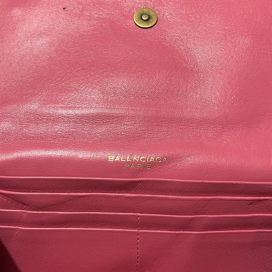 balenciaga wallet (Category: Luxury Bags & Wallets) located in Malay. Submitted by oplt_dept. (Listing ID 1458003926, Image 2). Description: -luxury essentials -honest issue:sign of usage (see pics) -made in Italy .