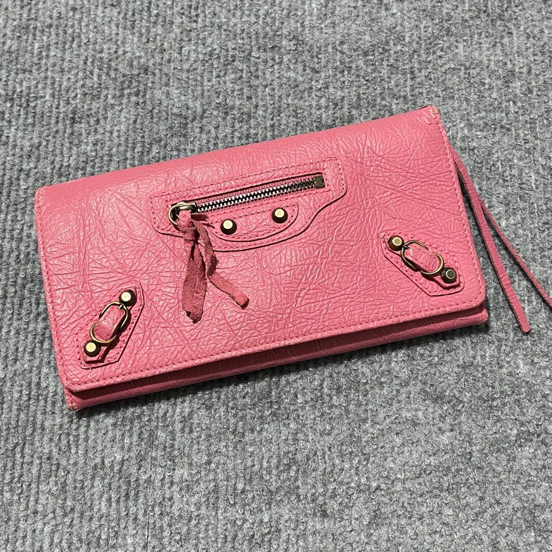 balenciaga wallet (Category: Luxury Bags & Wallets) located in Malay. Submitted by oplt_dept. (Listing ID 1458003926, Image 1). Description: -luxury essentials -honest issue:sign of usage (see pics) -made in Italy .
