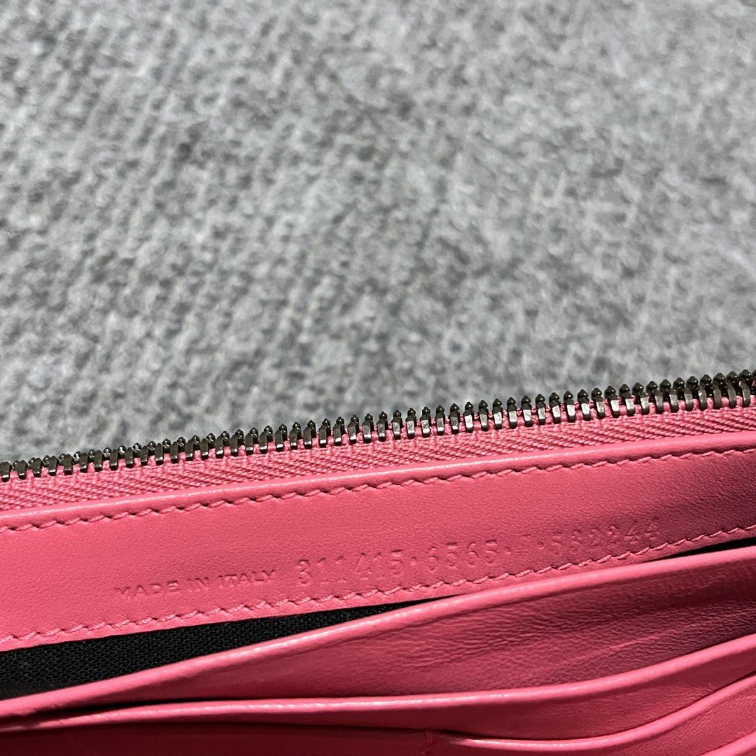 balenciaga wallet (Category: Luxury Bags & Wallets) located in Malay. Submitted by oplt_dept. (Listing ID 1458003926, Image 3). Description: -luxury essentials -honest issue:sign of usage (see pics) -made in Italy .