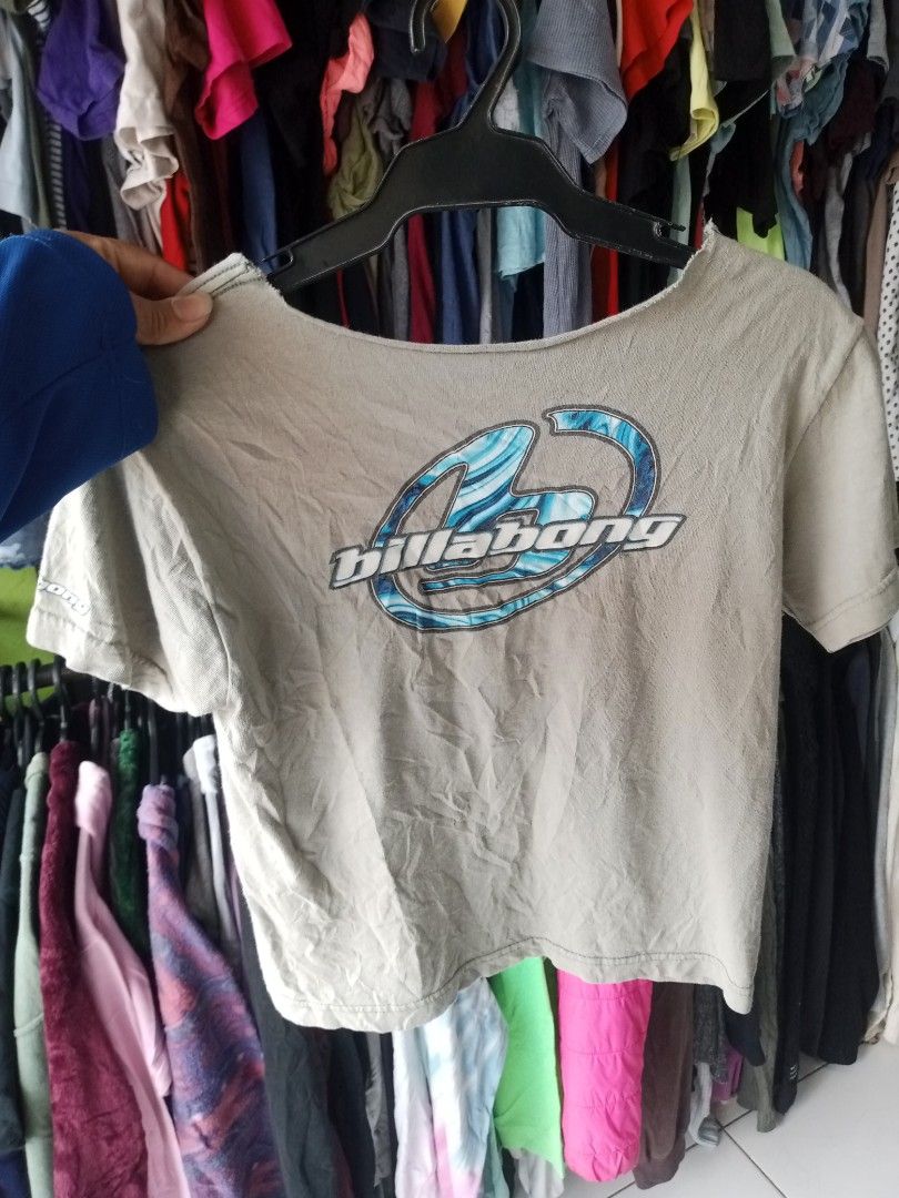 Billabong Graphic T-Shirt (Category: Tshirts & Polo Shirts ) located in Manila. Submitted by romeoamoro00044 (Listing ID 1457936714, Image 1). Description: - Grey Billabong graphic t-shirt - Short sleeves - Relaxed, cropped fit - Features classic Billabong logo on front and sleeve - Ideal for casual outfits.