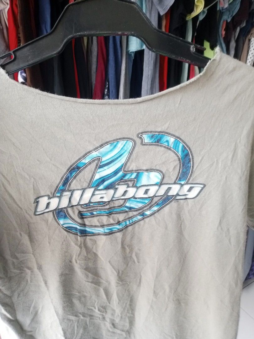 Billabong Graphic T-Shirt (Category: Tshirts & Polo Shirts ) located in Manila. Submitted by romeoamoro00044 (Listing ID 1457936714, Image 3). Description: - Grey Billabong graphic t-shirt - Short sleeves - Relaxed, cropped fit - Features classic Billabong logo on front and sleeve - Ideal for casual outfits.
