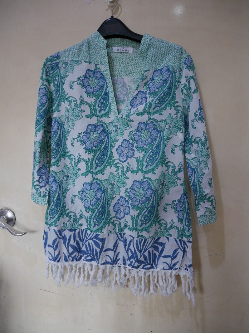 Bindi 100% Cotton Printed Tunic / Blouse , Small (Made in India) (Category: Traditional & Ethnic wear) located in Valenzuela. Submitted by cletini (Listing ID 1458030714, Image 2). Description: bohemian-style cotton paisley block-print tunic top or kurta featuring a split V-neckline, contrast micro-pattern trim, and playful fringe detailing at the hemline 🌿 Beautiful blue, green & white paisley/floral print ✨ Unique contrast border and white fri