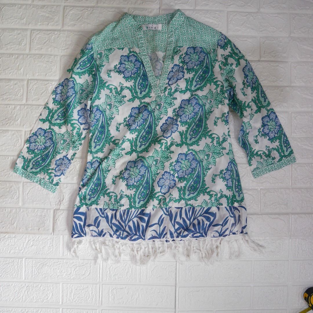 Bindi 100% Cotton Printed Tunic / Blouse , Small (Made in India) (Category: Traditional & Ethnic wear) located in Valenzuela. Submitted by cletini (Listing ID 1458030714, Image 1). Description: bohemian-style cotton paisley block-print tunic top or kurta featuring a split V-neckline, contrast micro-pattern trim, and playful fringe detailing at the hemline 🌿 Beautiful blue, green & white paisley/floral print ✨ Unique contrast border and white fri