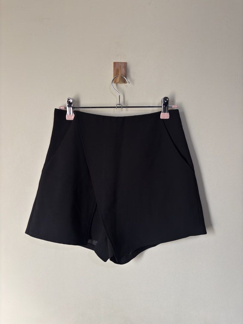Black Skort (Category: Skirts) located in Pasig City. Submitted by shop.yel11 (Listing ID 1457916099, Image 2). Description: Black skort Size 25.