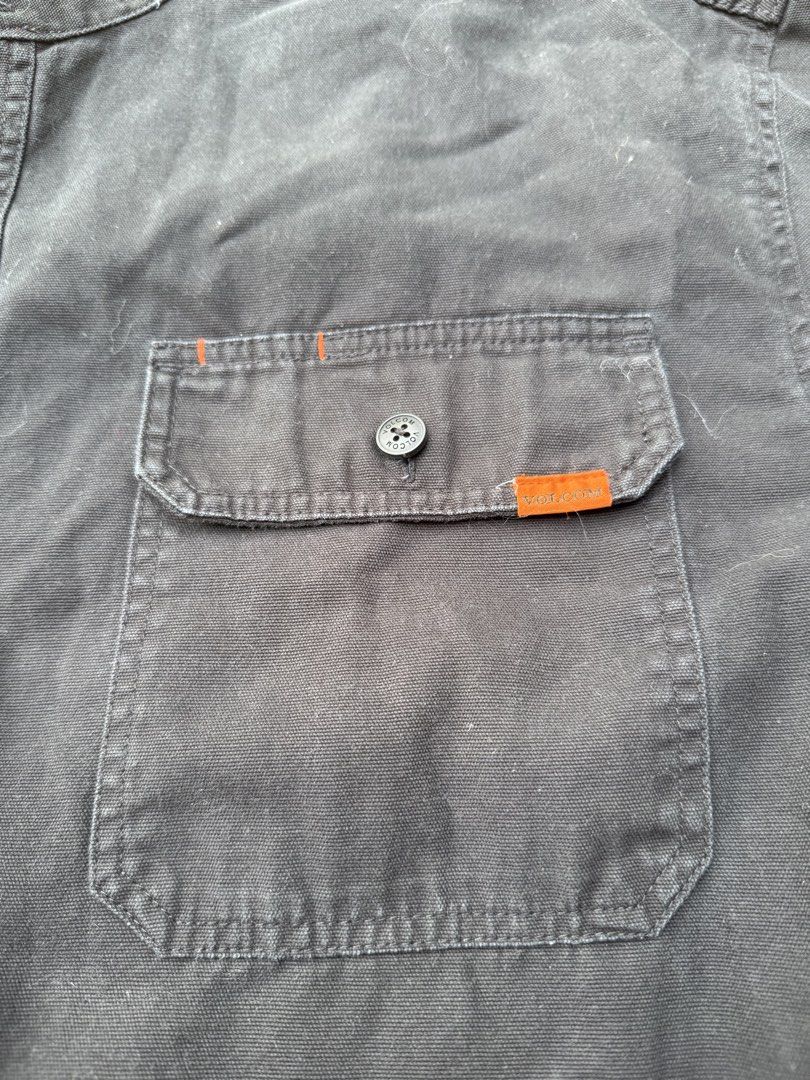 BLACK VOLCOM WORKWEAR (Category: Activewear) located in Lila. Submitted by jkorapparel008 (Listing ID 1458016112, Image 2). Description: .
