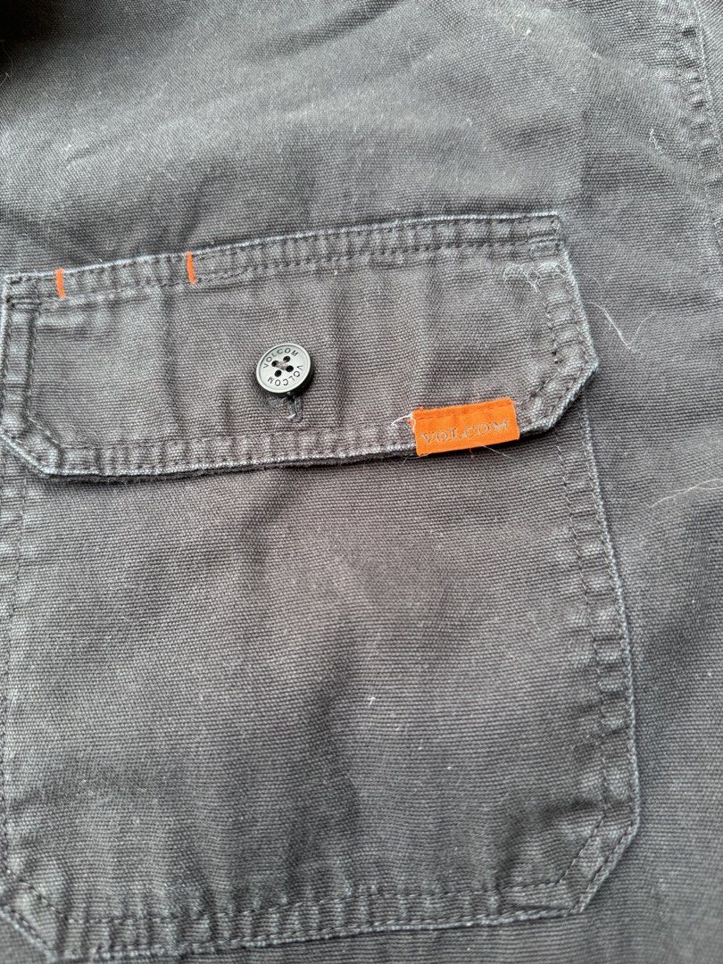 BLACK VOLCOM WORKWEAR (Category: Activewear) located in Lila. Submitted by jkorapparel008 (Listing ID 1458016112, Image 3). Description: .