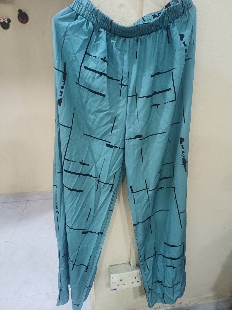 Blouse set (Category: Baju Kurung & sets) located in Singapore. Submitted by nurimah01 (Listing ID 1458026413, Image 2). Description: New! $15 only. Fits L. Free tracked mail worth $5.