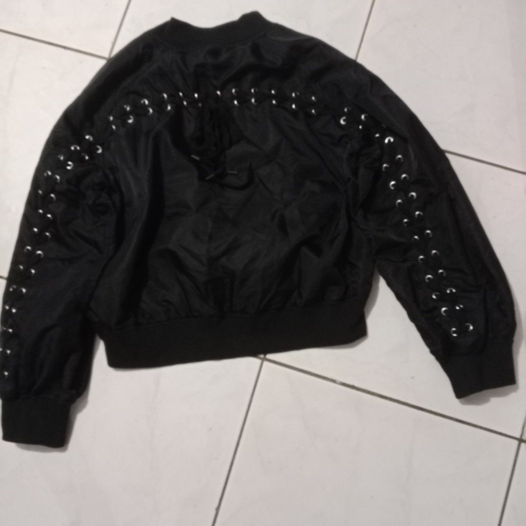 Bomber jacket (Category: Coats, Jackets and Outerwear) located in Silang. Submitted by densrodrig08604 (Listing ID 1457970334, Image 1). Description: BROWNY BOMBER JACKET WITH DESIGN AT THE BACK SIZE SMALL EXCELLENT CONDI NO ISSUE / NEEDWASH PAYMENT 1ST GCASH NEGOTIABLE PRICE THRIFTED ITEM SHIPP VIA FLASH EXP. NO REFUND POLICY LOCATION CAVITE.