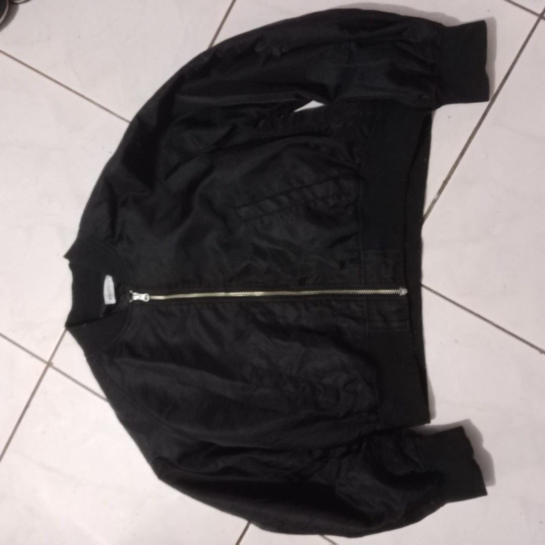 Bomber jacket (Category: Coats, Jackets and Outerwear) located in Silang. Submitted by densrodrig08604 (Listing ID 1457970334, Image 2). Description: BROWNY BOMBER JACKET WITH DESIGN AT THE BACK SIZE SMALL EXCELLENT CONDI NO ISSUE / NEEDWASH PAYMENT 1ST GCASH NEGOTIABLE PRICE THRIFTED ITEM SHIPP VIA FLASH EXP. NO REFUND POLICY LOCATION CAVITE.