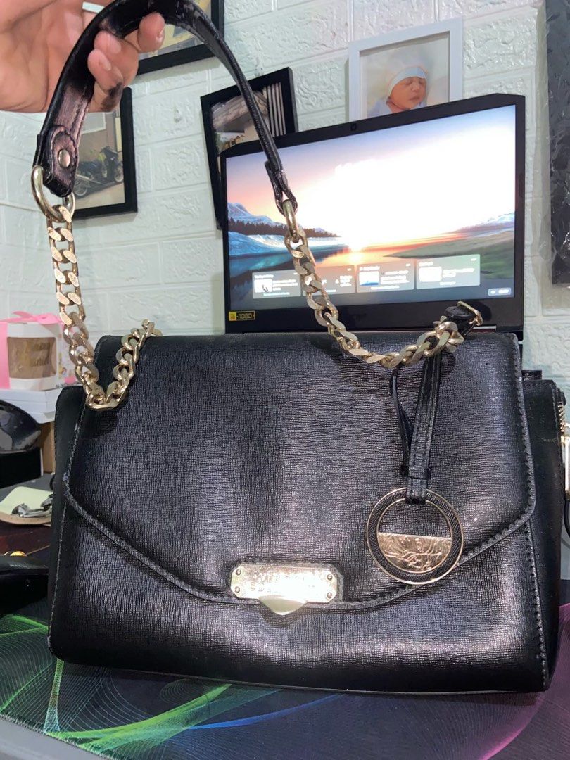 brand new all luxury item🥰 (Category: Luxury Bags & Wallets) located in Manila. Submitted by kobarceo (Listing ID 1457941344, Image 2). Description: prada with inclusion:10500 versace bag :25k nego marc jacobs:15k nego MK:4k watch bulova brand new:10k DM FOR DETAILS LOCATION:PAMPANGA MABALACAT.