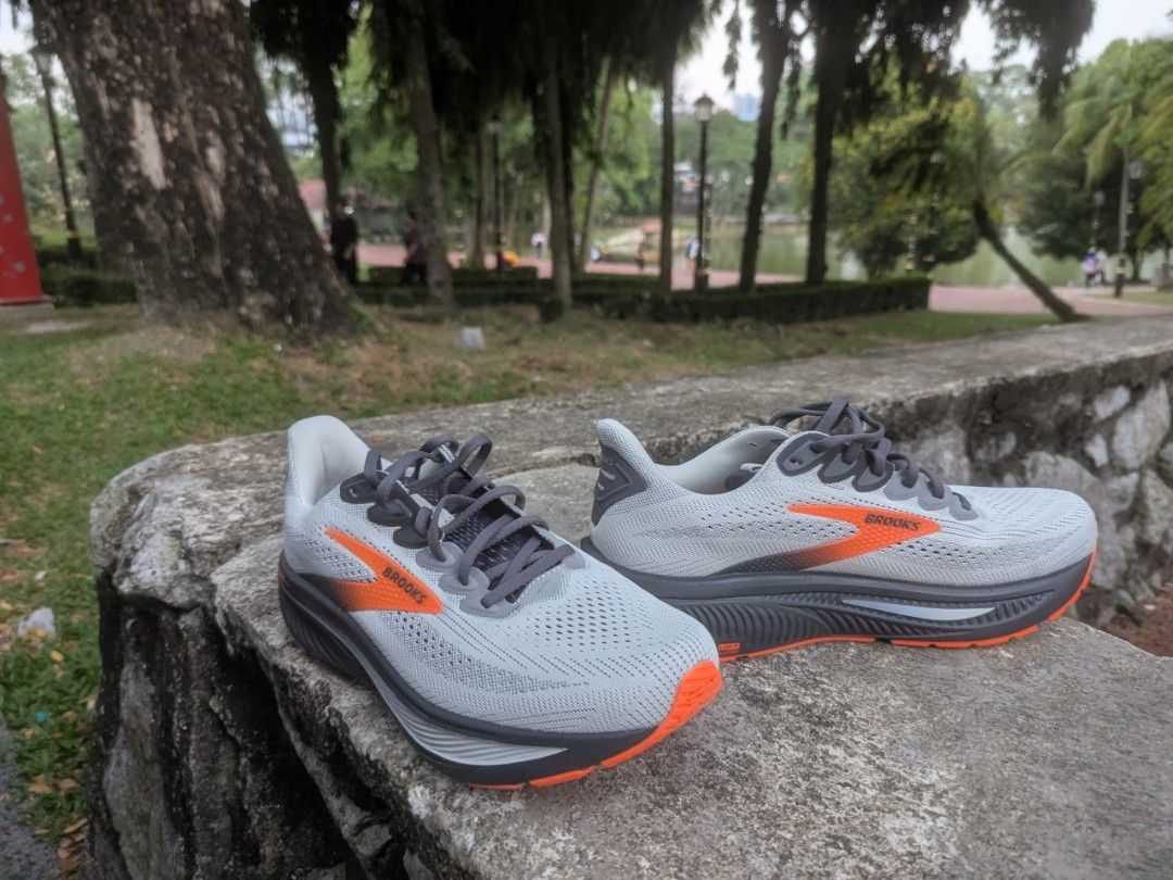 Brooks Ghost 17 (Category: Other Sports Equipment and Supplies) located in Kuala Lumpur. Submitted by membrkite (Listing ID 1458015621, Image 3). Description: Carousell Description Brooks Ghost 17 – UK 9.5 / EU 44.5 Condition: Like New / 1 kali pakai sahaja 👟 • Tarikh beli: 11/8/2026 • First wear: 13/8/2026 • Pakai sekali sahaja, lepas tu terus simpan dalam kotak • Harga beli: RM350 • Harga jual: RM250 • Size: UK 9.5 / EU 44.5 • Utamakan COD KL 