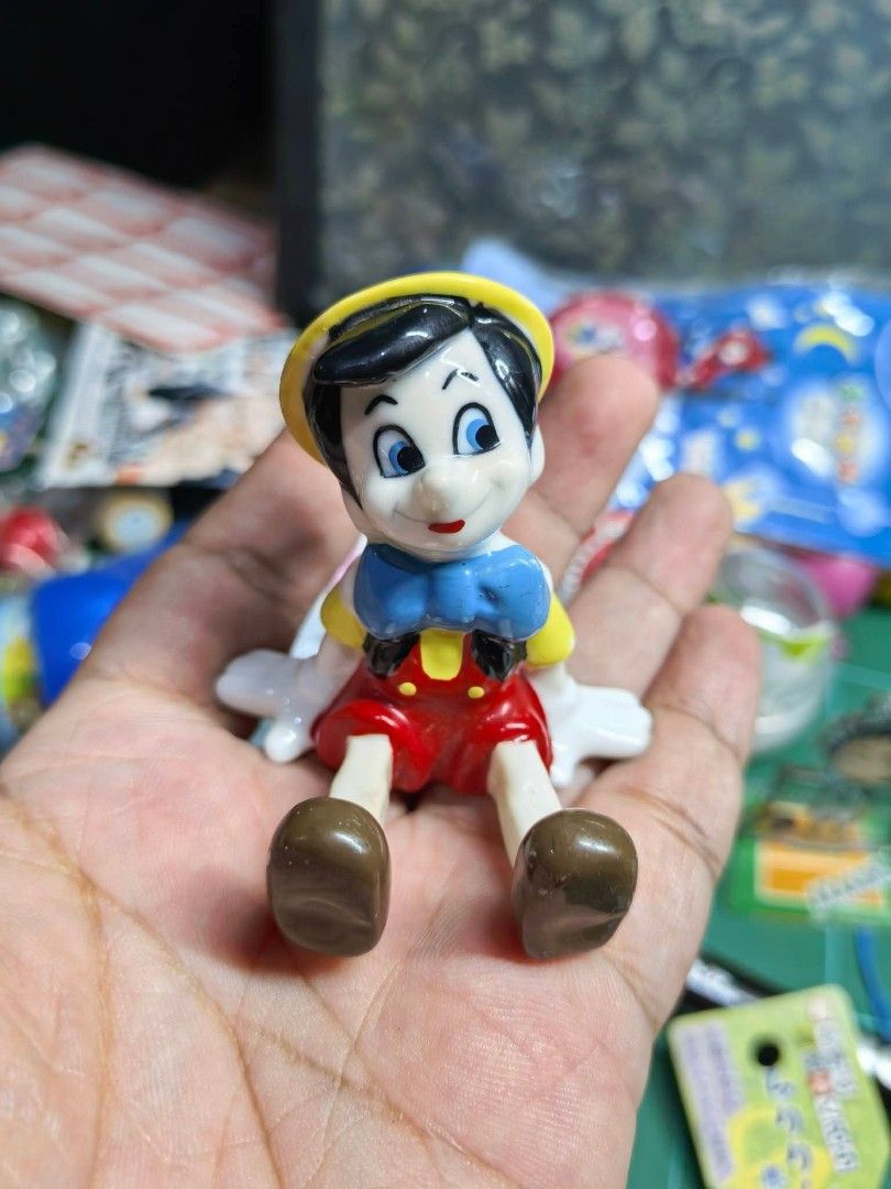 Bullyland Disney Pinocchio Figurine (Category: Figurines & Statues) located in Cebu City. Submitted by dudes_villanueva (Listing ID 1457952352, Image 1). Description: Bullyland Disney Pinocchio Figurine Material: Porcelain 📌 Featuring the classic character with a bright yellow hat, blue bow tie, and hand-painted details. 📌 Brand / Maker: Bullyland (German collectible manufacturer) 📌 Character: Pinocchio from the classic Walt Disney animated fi