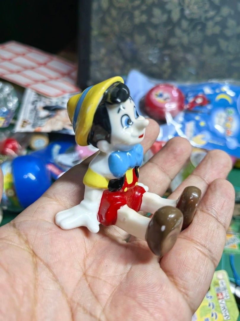 Bullyland Disney Pinocchio Figurine (Category: Figurines & Statues) located in Cebu City. Submitted by dudes_villanueva (Listing ID 1457952352, Image 2). Description: Bullyland Disney Pinocchio Figurine Material: Porcelain 📌 Featuring the classic character with a bright yellow hat, blue bow tie, and hand-painted details. 📌 Brand / Maker: Bullyland (German collectible manufacturer) 📌 Character: Pinocchio from the classic Walt Disney animated fi