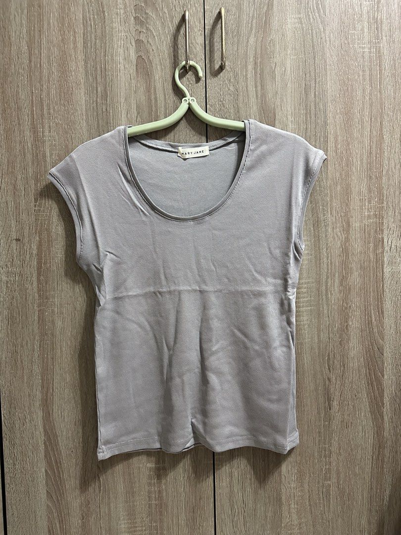 Cap sleeve basic top (Category: Blouses) located in Singapore. Submitted by rosaa_ocean (Listing ID 1458034348, Image 1). Description: Ptp: 44cm Length: 54cm.
