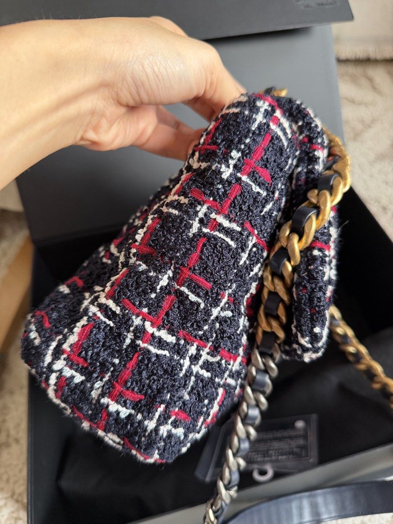 Chanel maxi 19 Large (Category: Cross-body Bags) located in Manila. Submitted by aleon21 (Listing ID 1458025540, Image 3). Description: All inclusion posted Meet up. With COA 💯 Last price.