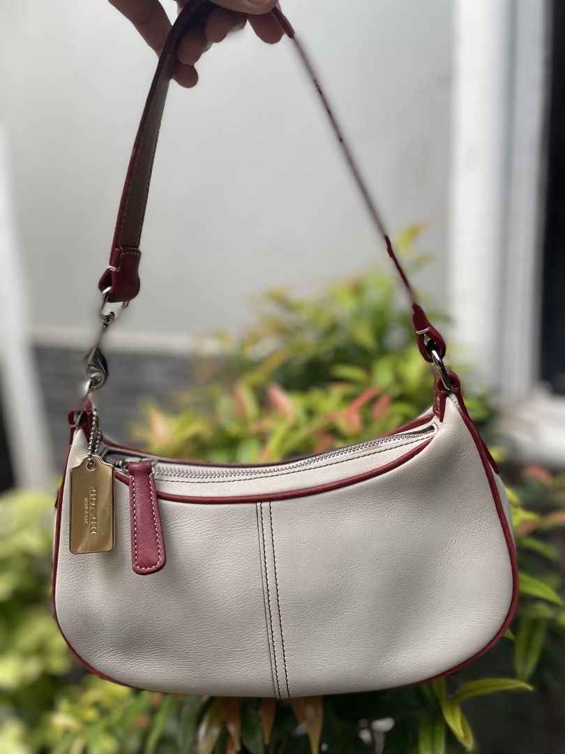 Coach Demi Hampton Bag (Category: Luxury Bags & Wallets) located in Cavite. Submitted by byestuffph (Listing ID 1457978963, Image 2). Description: bought this online! really love this bag pero i can’t maximize its use kasi masyado akong maraming dala lagi 😭.